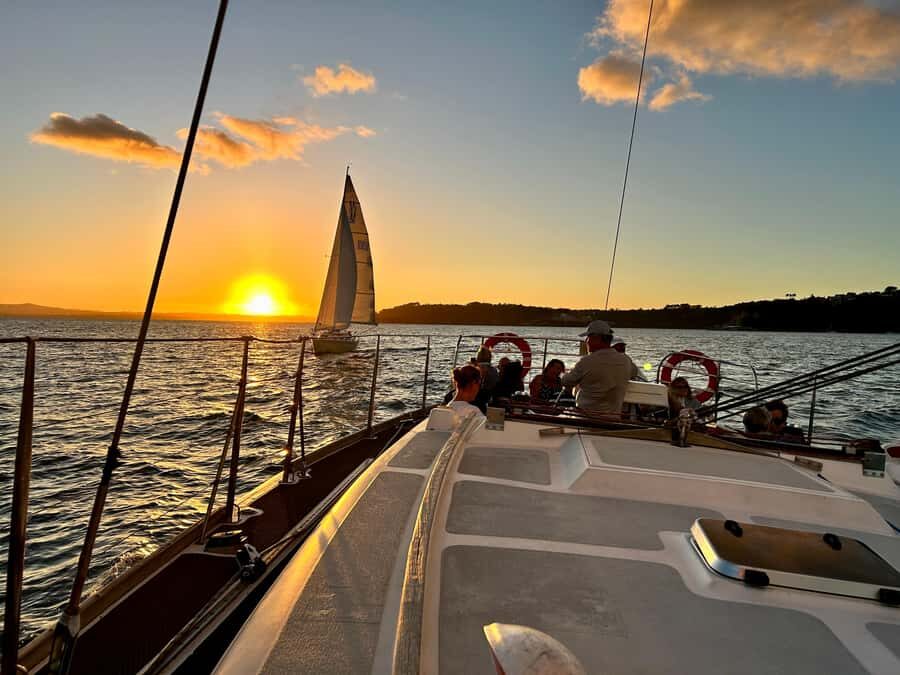 Auckland: Harbour Sailing Cruise with 3-Course Dinner - The 2.5-hour sailing loop: city skyline, harbour bridge, and local stories