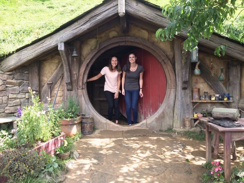 Auckland: Hobbiton Movie Set Day Trip with Festive Lunch - Green Dragon Inn drink: the included toast that breaks up the day