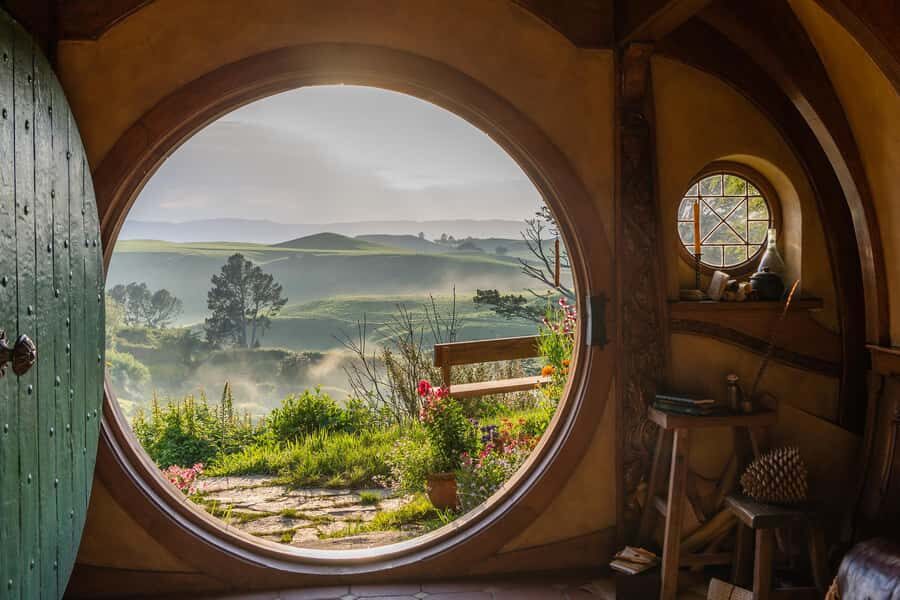 Auckland: Hobbiton, Rotorua and Wai-O-Tapu Day Tour - The drive matters: Waikato, Tirau, and guide storytelling