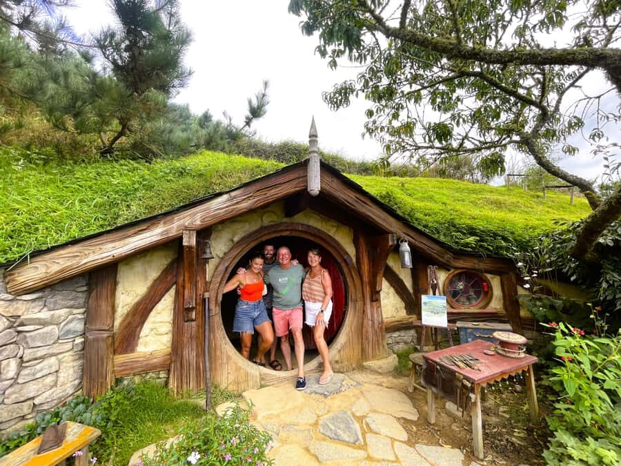 Auckland: Hobbiton & Waitomo Caves Small-Group Tour & Lunch - Key points you’ll care about