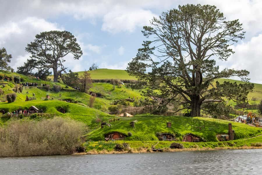 Auckland: Hobbiton & Waitomo Caves Small-Group Tour & Lunch - Auckland-to-Waikato driving day: comfort and storytelling built in