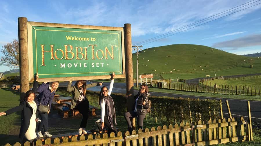 Auckland: Hobbiton & Waitomo Caves Small-Group Tour & Lunch - Guides and the “small-group feel”: why the day works