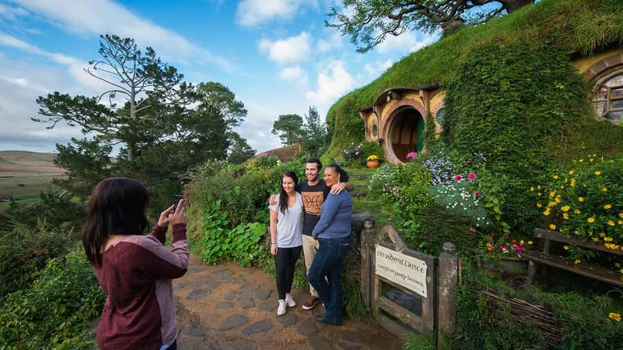 Auckland: Hobbiton & Waitomo Caves Small-Group Tour & Lunch - Price and value: what $226 includes (and why it can be worth it)