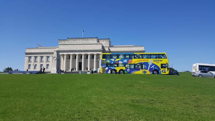 Auckland: Hop-On Hop-Off Explorer Bus Ticket - The Red Inner Tour: Sky Tower, Art Gallery, Newmarket, and SEA LIFE