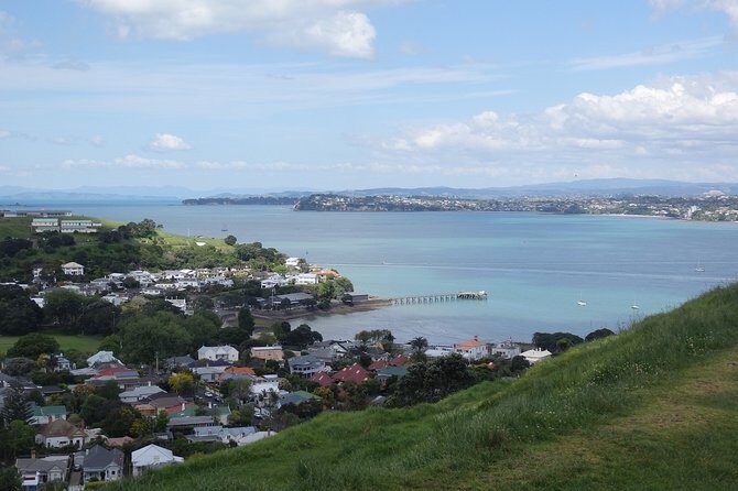 Auckland Scenic Day Tour Full-Day- 8 HOURS - Cornwall Park One Tree Hill: crater country with Māori significance