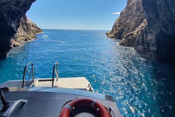 Cathedral Cove Coast and Cave Activity - Onboard Comfort and Guide Commentary: Tea, Shower, Safety, and Real Stories