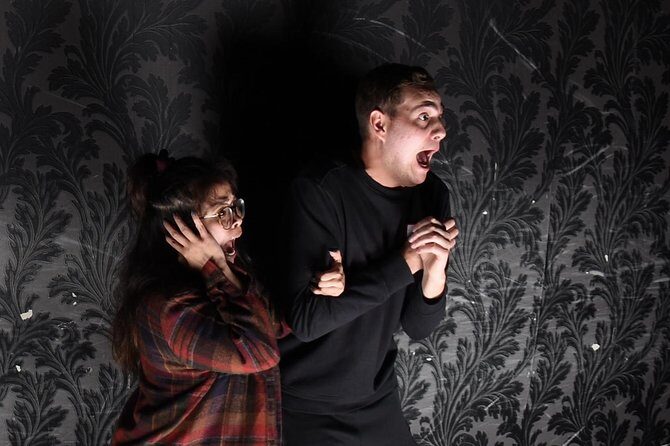 Fear Factory Queenstown - The Maze Itself: Old Hotel Atmosphere And The Red-Light Clue