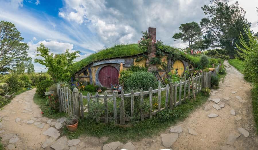 From Auckland: Hobbiton & Waitomo Caves Day Trip with Lunch - Key points