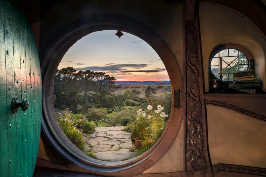 From Auckland: Waitomo & Hobbiton Bus Tour with Lunch - Skip-the-line access: what it means in the real world