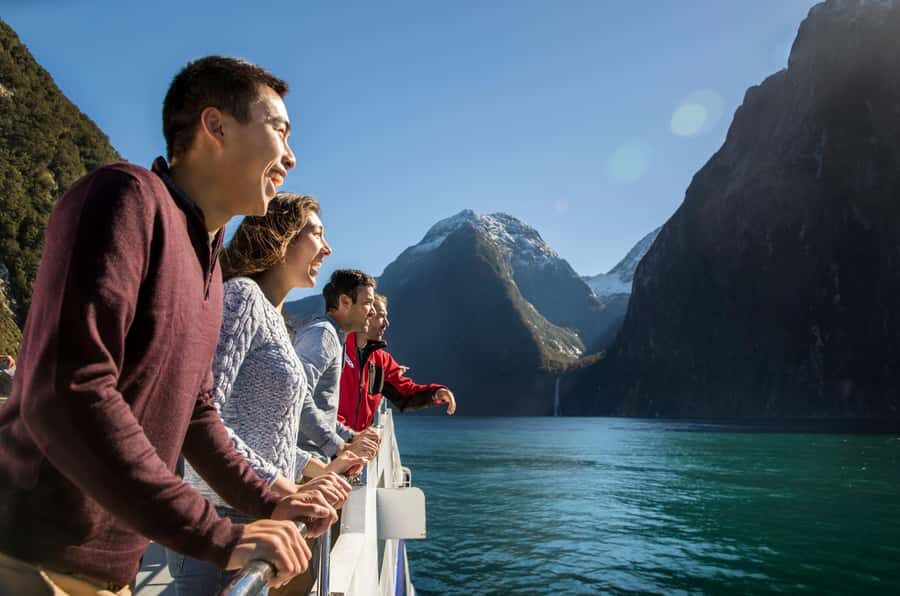 From Te Anau: Milford Sound Premium Bus Tour and Cruise - Food and onboard comfort: tea, optional lunch, and what to expect