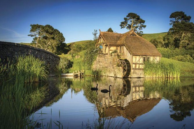 Hobbiton & Waitomo Caves Guided Day Trip from Auckland incl lunch - Kiwi lunch plus the Green Dragon drink stop