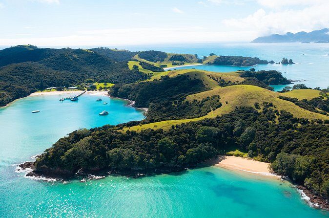 Hole in the Rock Scenic Cruise including Dolphins and Island stop - Cruising Through 144 Islands of Ipipiri With Skipper Commentary