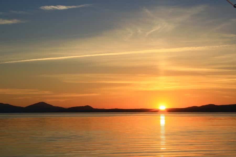 Lake Taupo: 1.5-Hour Maori Rock Carvings 5:00 PM Cruise - The boat experience: two decks, enclosed warmth, and a real bar