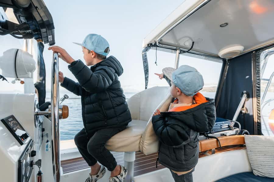 Lake Taupo: Luxury Sailing Catamaran to Māori Rock Carvings - The licensed bar and included drinks: value you can feel