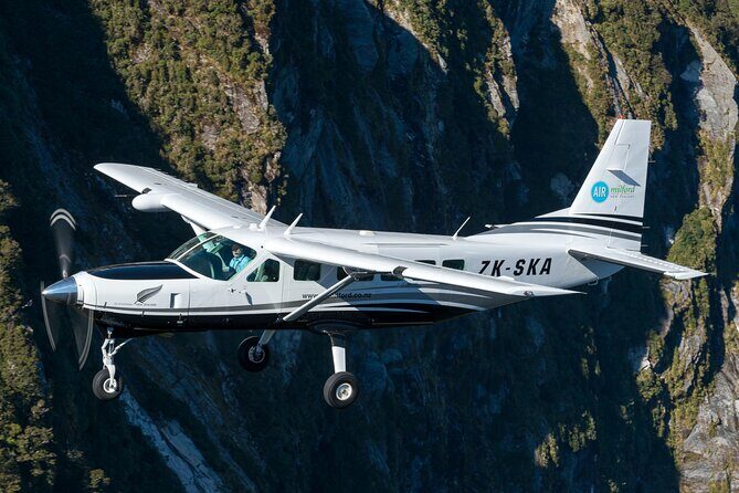 Milford Sound Flight and Cruise ex Queenstown (incl Lunch) - Lunch on the water: eating well without breaking the day