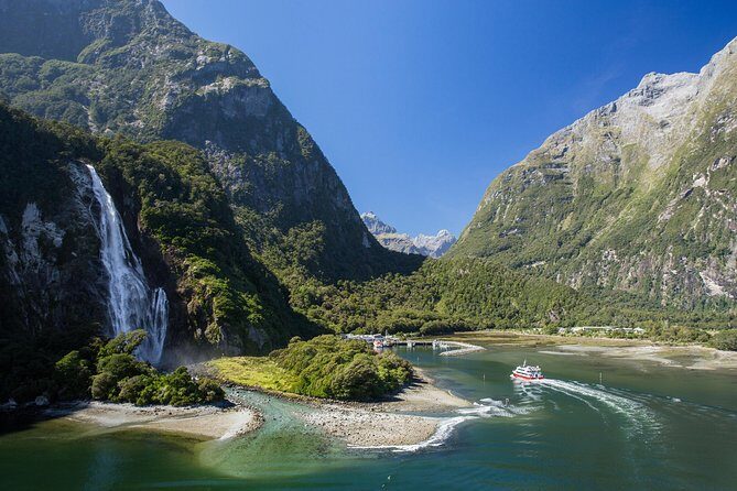 Milford Sound Premium Coach & Cruise from Queenstown with Lunch - Best day-trip tactics: how to pack for Fiordland’s mood swings