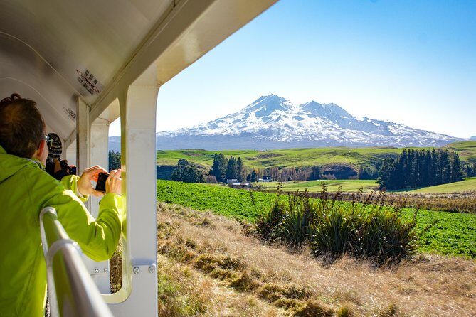 Northern Explorer Train Journey from Wellington to Auckland - On-board comfort and the licensed café: plan your food like a local