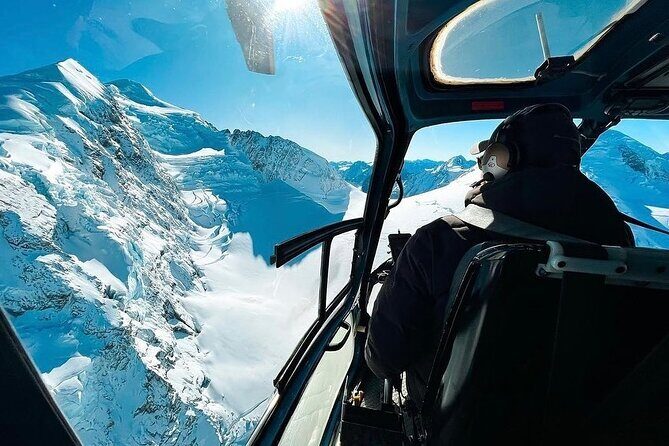 Pilot’s Choice: 2 Glaciers & Snow Landing – 35min - Why this Pilot’s Choice flight feels so different from the ground