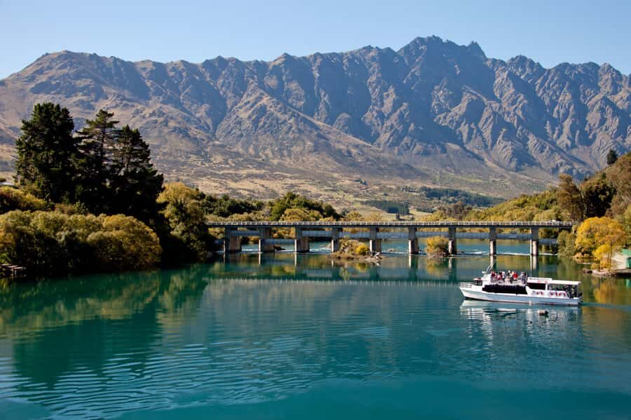 Queenstown: Lake Wakatipu Scenic Cruise - Photo Moments: Where the Crew Helps You Get Great Shots