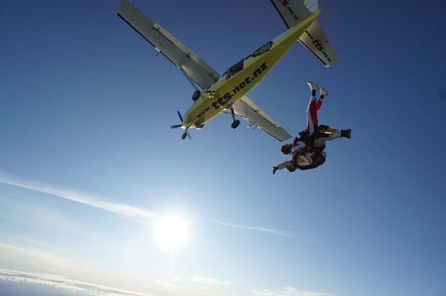 Tandem Skydive Experience in Taupo - Pickup in a bright yellow stretch Hummer, then straight to Taupo Airport