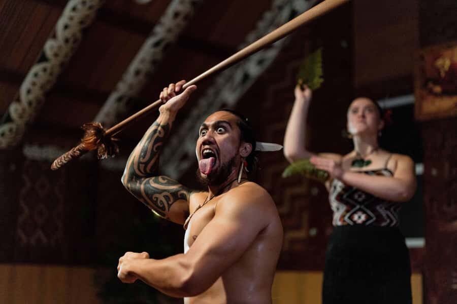 Te Puia: Te Pō Indigenous Evening Experience - Haka + Dinner - Stroll to Pōhutu Geyser: hot chocolate by the largest active geyser