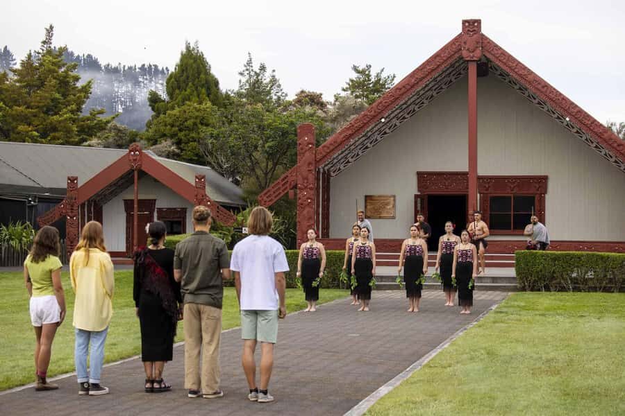Te Puia: Te Pō Indigenous Evening Experience - Haka + Dinner - Hāngī buffet at Pātaka Kai: eating the geothermal way
