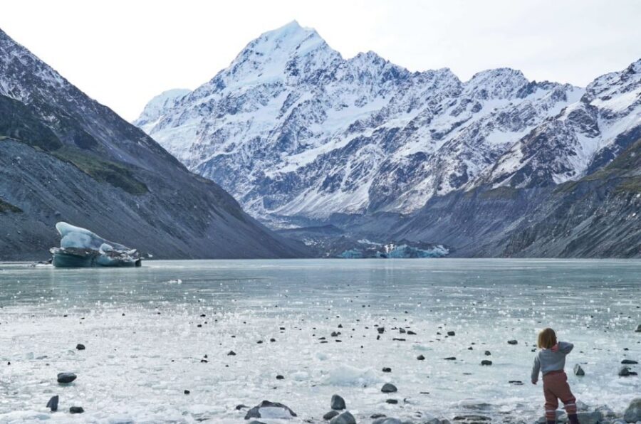 Tekapo Shuttle: Mt Cook Day Tour via Pukaki & Tasman Lake - Lake Pukaki at 4:00 PM: quick photos, big impact